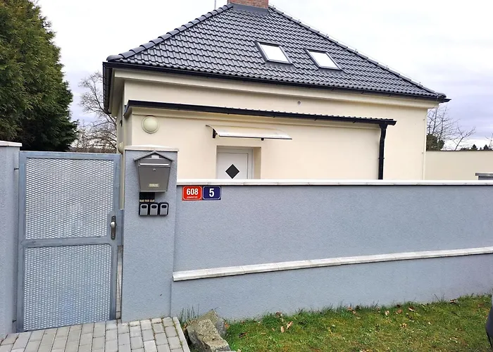 Apartmanovy Dum Se Zahradou V Klidne Casti Prahy