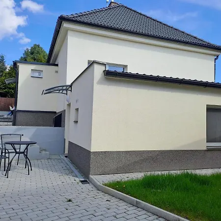 Apartmanovy Dum Se Zahradou V Klidne Casti Prahy Prague Exterior photo